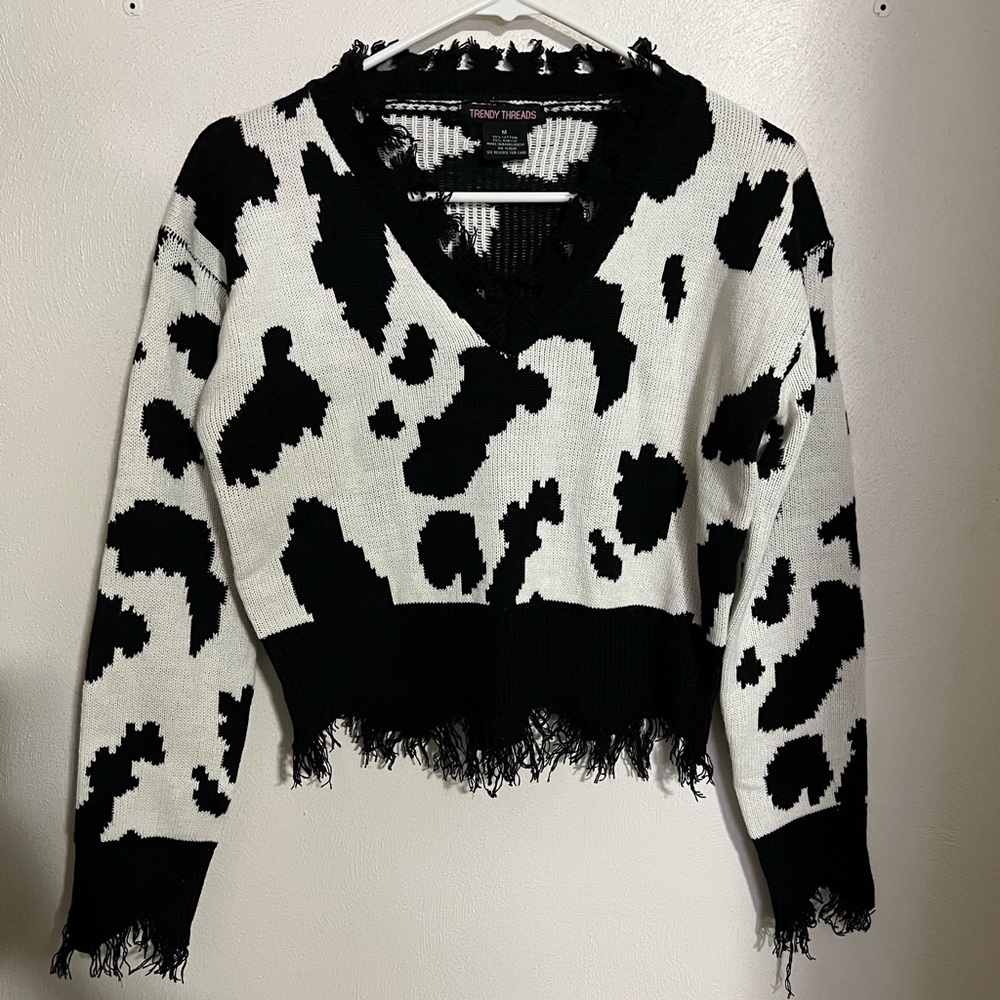TRENDY THREADS Cropped Cow Print Sweater with Fringe Hems‎ Black White Jrs Sz M